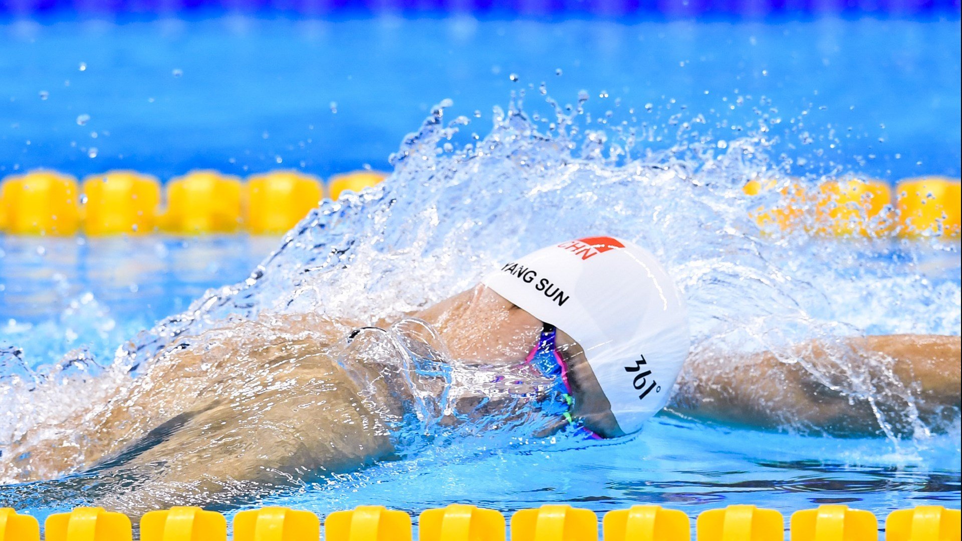 中国队仰泳开局慢热 澳队迅速拉开,中国仰泳选手